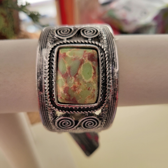 paparazzi Jewelry - Papaazzi Silver and Green Stone Stretch Bracelet
